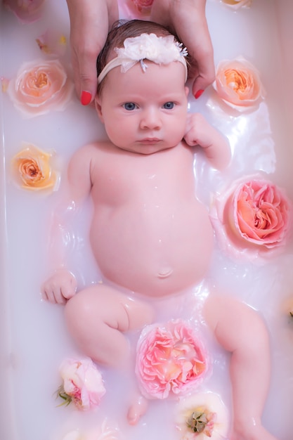 Bebe Nina Teniendo Un Bano De Leche Con Flores Rosas Foto Premium