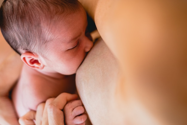 Bebe Recien Nacido Chupando La Lactancia Del Pecho De Su Madre Foto Premium