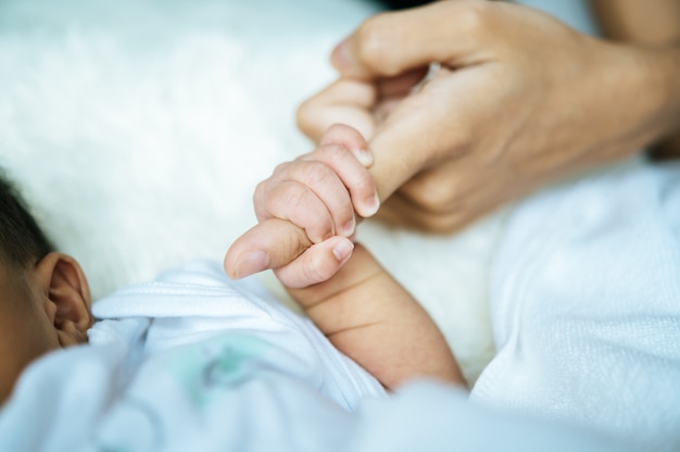 Bebe Recien Nacido Cogidos De La Mano Mama Foto Gratis