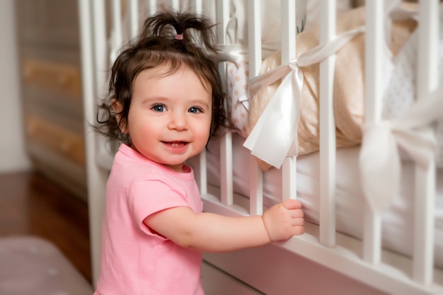 Bebé recién nacido niña pequeña en la cama de bebé | Foto ...