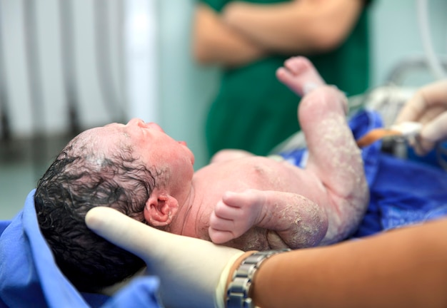 bebé recién nacido en la sala de partos foto premium