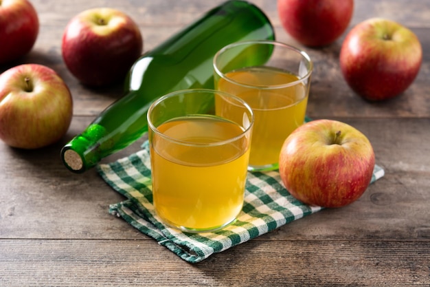 Bebida De Sidra De Manzana En La Mesa De Madera Rústica | Foto Premium