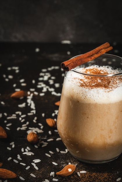 Bebida tradicional mexicana horchata latte café mezclado