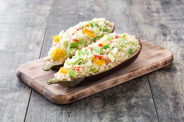 Berenjenas Rellenas Con Quinua Y Verduras En La Mesa De Madera Foto