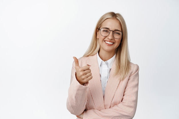 Bien Hecho Joven Empresaria Empresaria En Traje Y Gafas Muestra Los