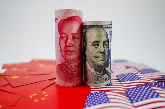 Billete de yuan en banderas de china y dólar Foto Premium 