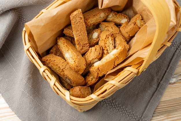 Biscotti di prato sobre fondo de arpillera mantel rústico galletas de