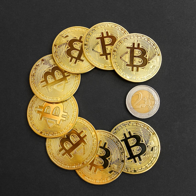 Bitcoin cryptocurrency moneda de oro vs euro. pac-man de ...