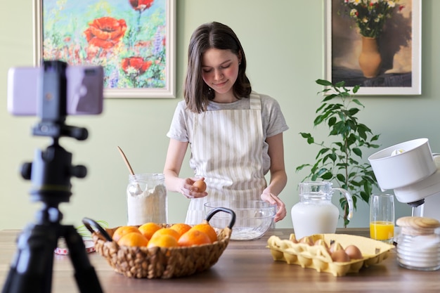 Blogger De Comida Adolescente Chica Cocinando Panqueques De Naranja En Casa En La Cocina 