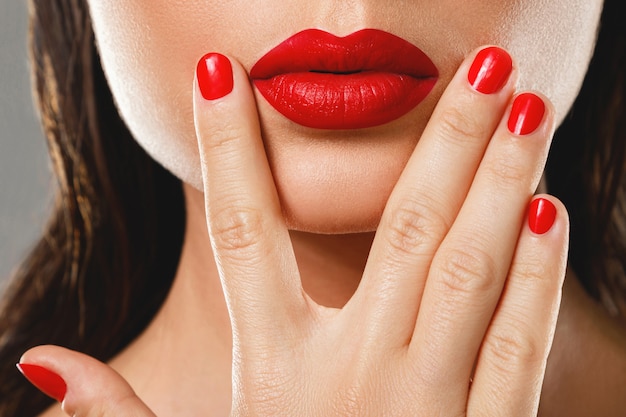 Boca Femenina Y U As Con Manicura Roja Y L Piz Labial Foto Premium