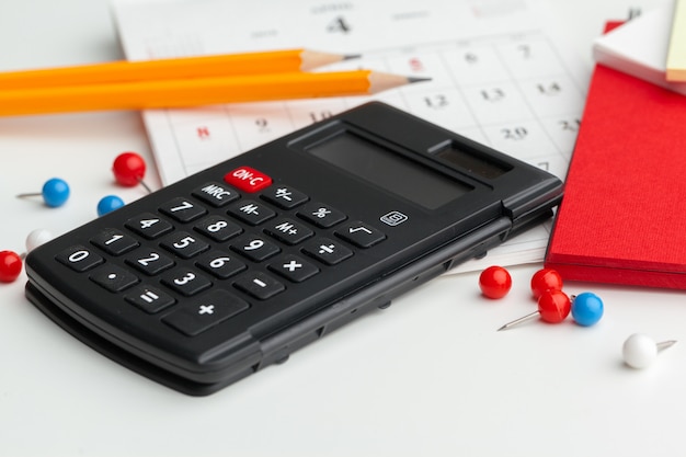 Bodegón de negocios con la calculadora en la mesa de oficina. Foto Premium 