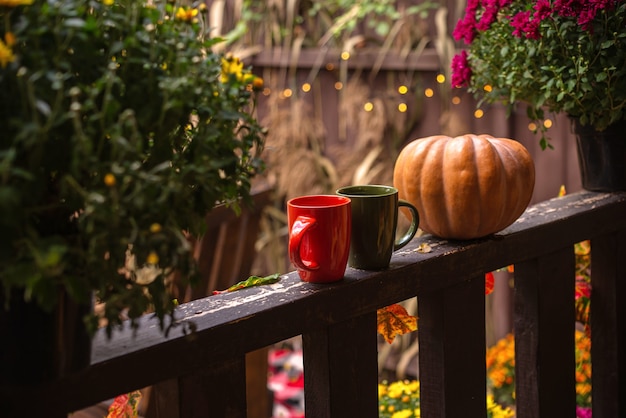 Bodegón Otoñal Con Una Taza De Té Calabazas Flores Concepto De Acción De Gracias O Halloween 