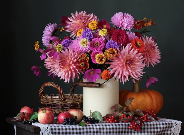 Bodegón de otoño con flores de jardín, calabaza, manzanas y bayas. Foto Premium