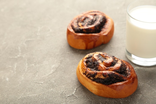 Bollo Con Semillas De Amapola Y Vaso De Leche Sobre Fondo Gris Vista