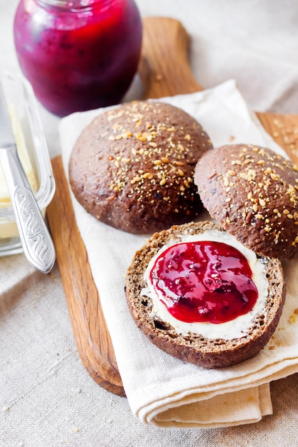 Bollos De Centeno Caseros Con Semillas De Lino S Samo Y Amapola Blanca