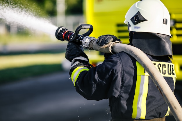 Bombero De Rescate Hombre Batalla Un Incendio Forestal. | Foto Premium