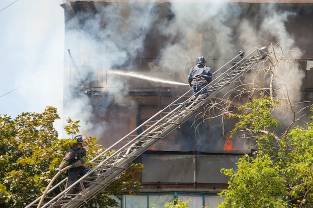 Los Bomberos Extinguen Un Incendio En Un Edificio Residencial De Gran ...