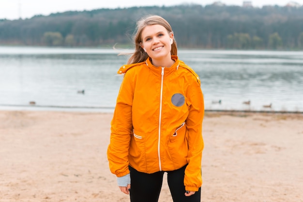 Una Bonita Foto De Una Mujer Sonriendo Cerca De Un Lago Lista Para