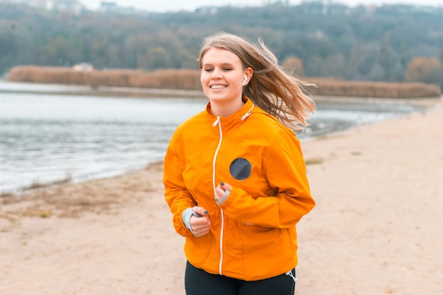 Una Bonita Foto De Una Mujer Sonriendo Y Corriendo En El Parque Foto