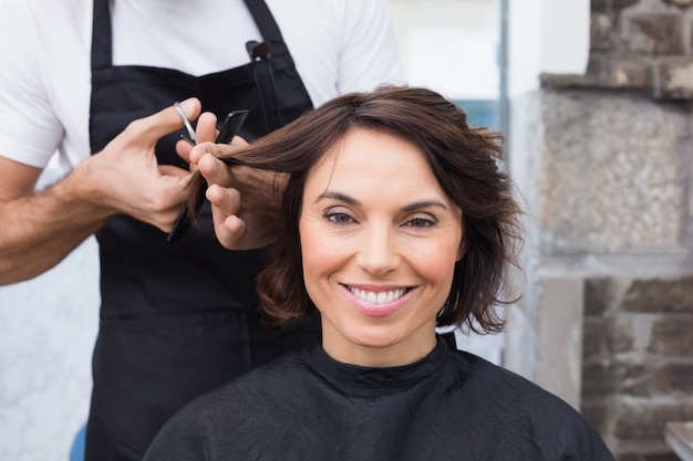 Bonita Morena Recibiendo Su Corte De Pelo Foto Premium