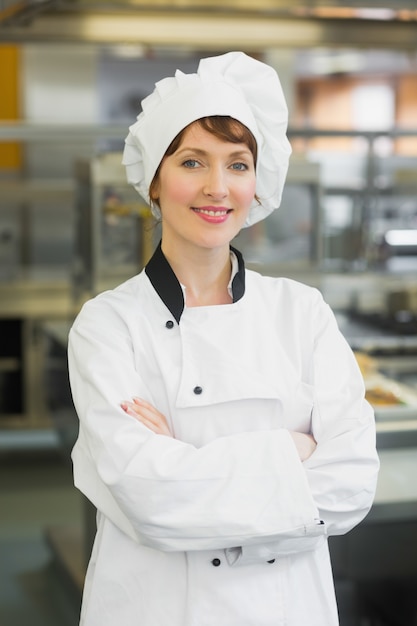 Bonita mujer chef posando en una cocina moderna ...