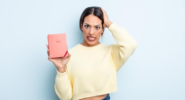 Bonita Mujer Hispana Que Se Siente Estresada Ansiosa O Asustada Con Las Manos En La Cabeza