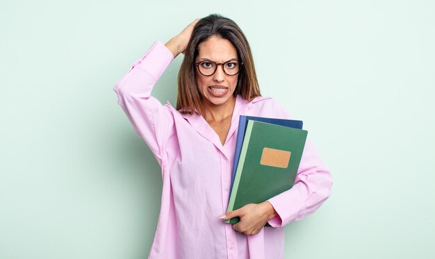 Bonita Mujer Hispana Que Se Siente Estresada Ansiosa O Asustada Con Las Manos En La Cabeza