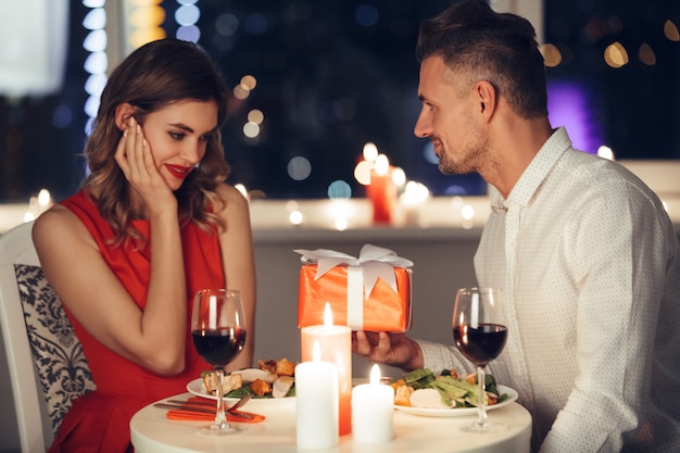 Bonita pareja cena romántica en casa Foto Premium