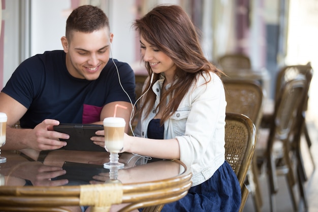 Bonita Pareja Tomando Un Café Juntos Descargar Fotos Gratis 