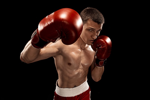 Boxeador masculino en negro Foto gratis