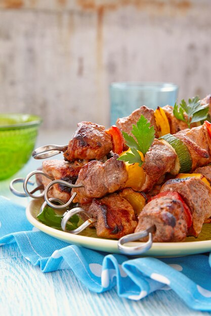 Brochetas De Cerdo A La Parrilla Foto Premium