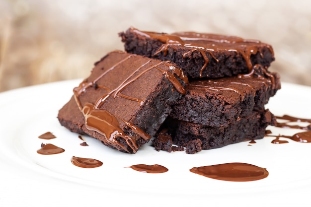 Brownie casero servido con dulce de chocolate Foto Premium 