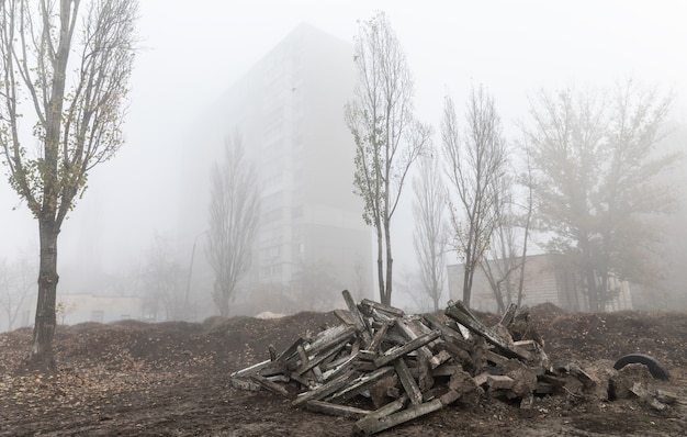 Brumosa mañana de otoño en la ciudad concepto ecológico niebla