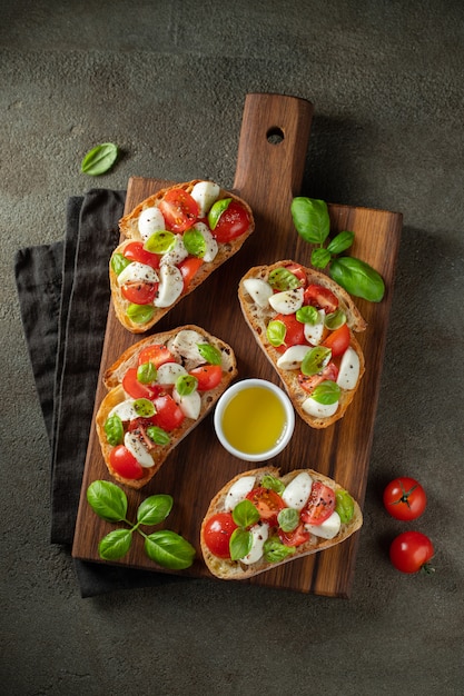 Bruschetta con tomate, mozzarella y albahaca. | Foto Premium