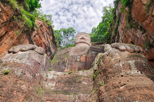 El Buda Gigante De Leshan Es Una Estatua De Piedra De 71 Metros De