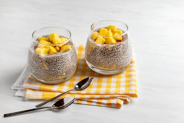 Budín de coco de chía vegano con mango sobre fondo blanco nutrición