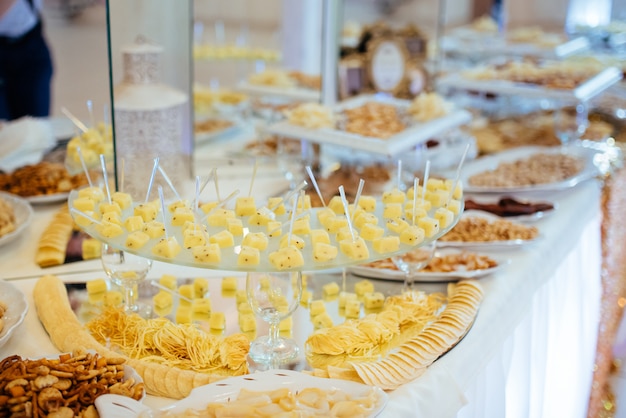 Buena mesa buffet exquisita en un evento solemne. | Foto Premium