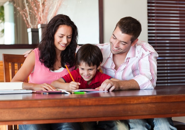 Buenos Padres Ayudando A Su Hijo Para La Tarea Foto Premium