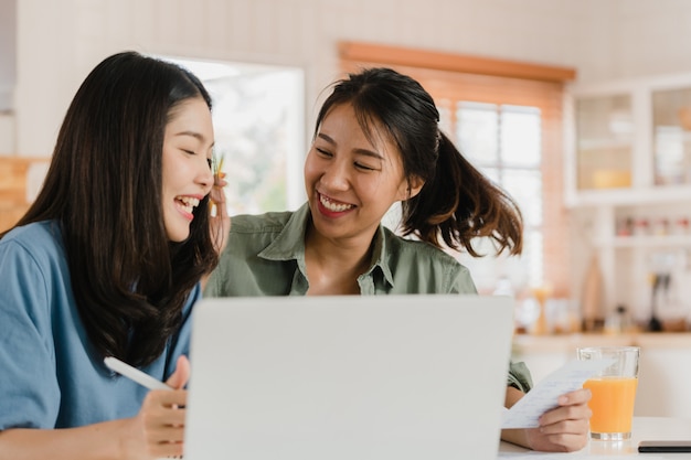 Business Asian Lesbian Lgbtq Mujeres Pareja Cuenta En Casa Foto Gratis