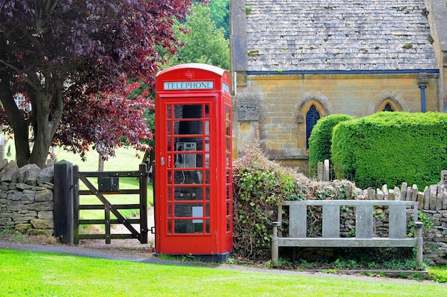 Cabina De Teléfono Roja En El Campo Descargar Fotos Gratis