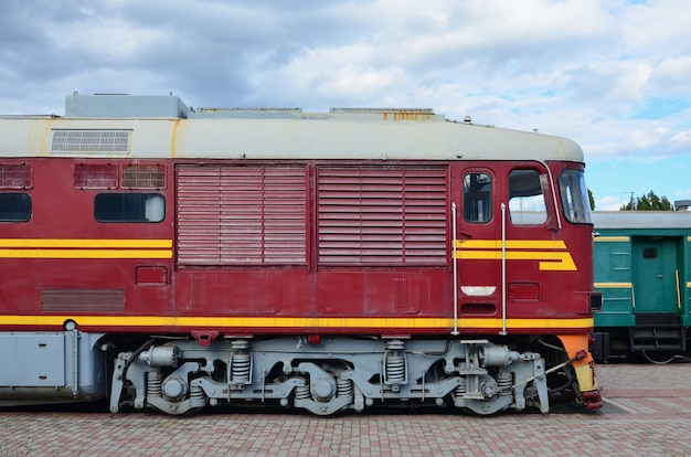 Cabina del tren  el ctrico ruso moderno vista lateral de 