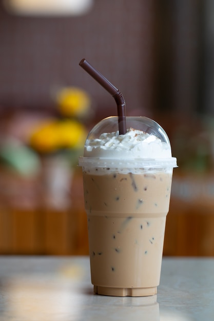 Café helado con batido, bebidas refrescantes de verano