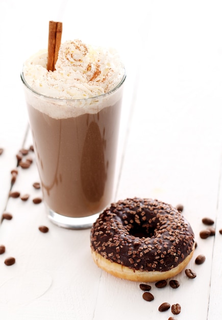 Café helado con crema batida y donut Foto Gratis