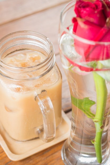 Café con leche helada que sirve en mesa de madera Foto Premium