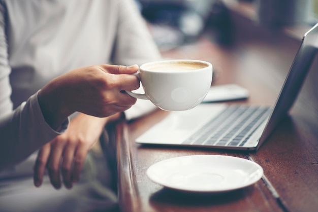 Cafe mañanero. la mujer sostiene una taza de café, concepto de ...