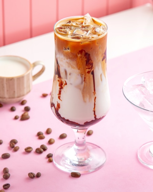 Café moca helado con hielo de leche fría y granos de café