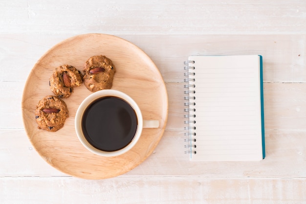 café negro y galletas con portátil y cuaderno Foto Gratis café negro y galletas con portátil y cuaderno Foto Gratis