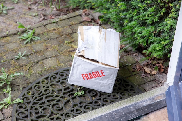 Caja De Cart N De Entrega Da Ada En La Puerta Delantera De Una Casa