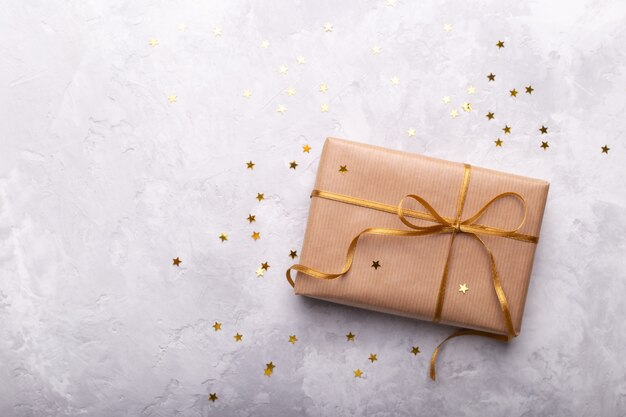 Caja de regalo envuelta en papel artesanal Foto Premium