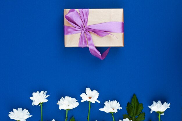 Caja De Regalo Y Flores En La Mesa Azul Tarjeta De Felicitacion Para Cumpleanos Mujer O Dia De La Madre Vista Superior Foto Premium